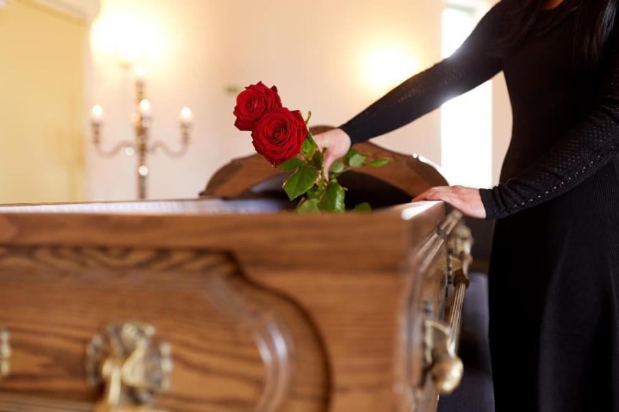 diferencia entre funeral y entierro